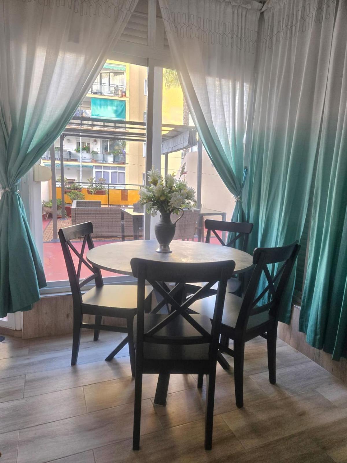 טורמולינוס City Central Apartment With Large Patio By Namaste Elite מראה חיצוני תמונה